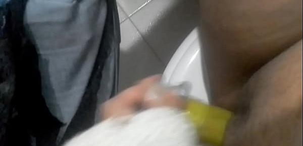  Masturbandome en el baño
